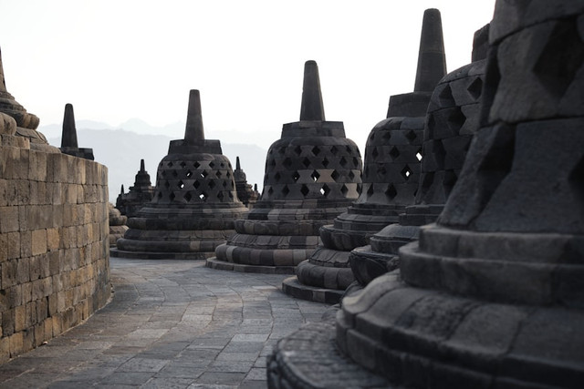 Ilustrasi Budaya Indonesia Peninggalan Hindu Buddha, Foto:Unsplash/Joshua Kettle