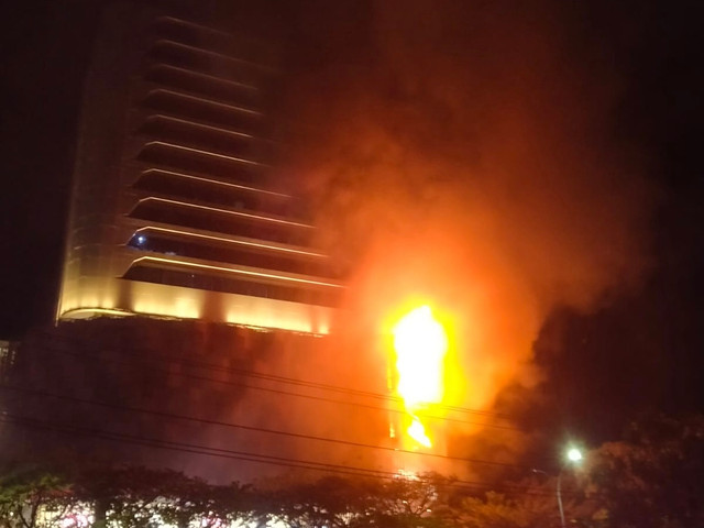 Kebakaran melanda pusat perbelanjaan Mal Nipah di Jalan Urip Sumohardjo, Kota Makassar, Senin (9/8/2026). Foto: Dok. Istimewa