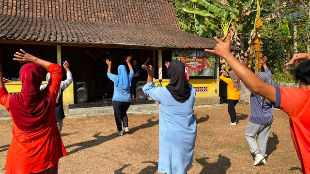 Kegiatan senam bersama ibu - ibu pralansia dan lansia. Foto : Dok. KKN - PPMT Unimma