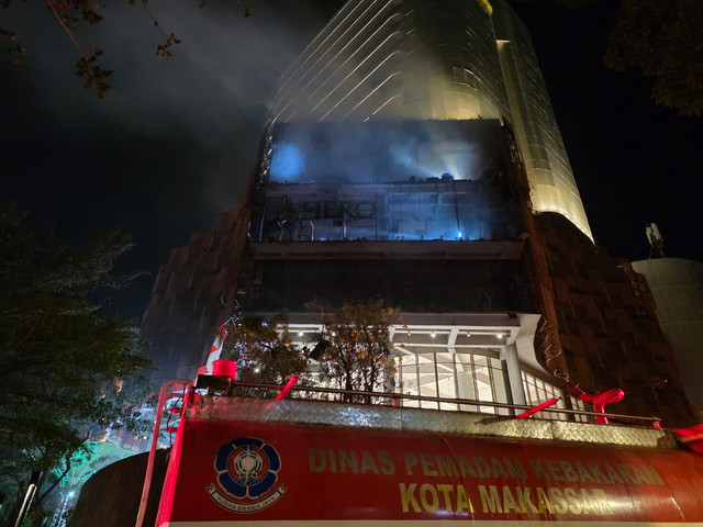 Petugas damkar memadamkan kebakaran di Mal Nipah Makassar, Minggu (9/8/2026). Foto: kumparan