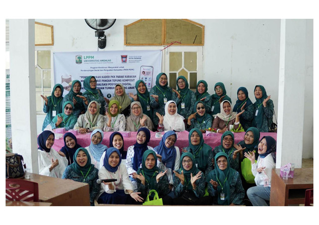 Foto bersama setelah melakukan kegiatan Pengabdian Masyarakat antara Prof. Dr. Helmizar, SKM, M.Biomed, Kader PKK Kelurahan Parak Karakah Kubu Dalam dan Tim Pengabmas Gizi FKM UNAND (Dokumentasi Pribadi).