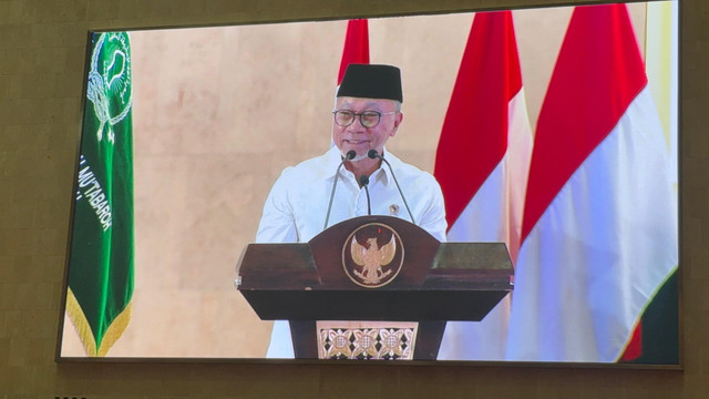 Menteri Koordinator Bidang Pangan Zulkifli Hasan memberi sambutan pada acara Zikir Kebangsaan di Masjid Istiqlal, Jakarta Pusat, Minggu (9/8/2026). Foto: Joakhim Tharob/kumparan