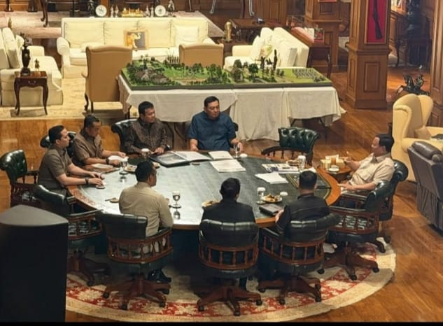 Presiden Prabowo Subianto bertemu Dirut Pertamina di Hambalang. Foto: Instagram/ @sekretariat.kabinet