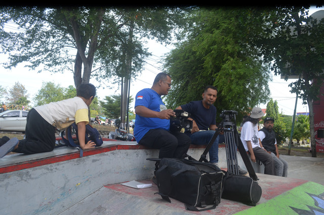 Saya bersama host Taufik Maroe menyiapkan SPS Revival Vol. 12. Di belakang kami Jalan T. Nyak Arief, sementara panggung berbagi berada tepat di hadapan kami. Dok. pribadi.