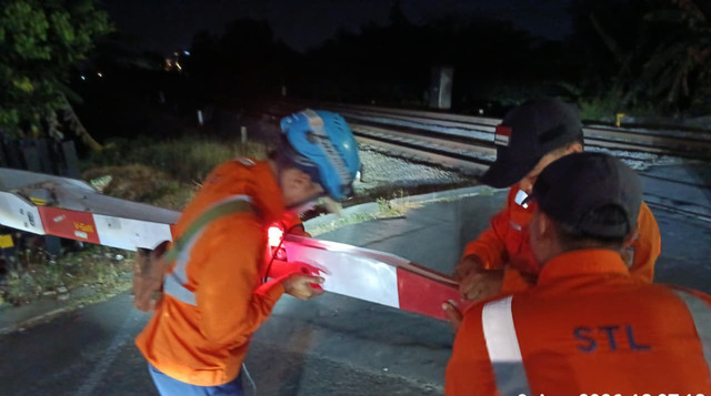 Petugas memperbaiki palang pintu kereta api yang dirusak seorang pria di daerah Banyuraden, Kapanewon Gamping, Kabupaten Sleman pada Minggu (9/8). Foto: Dok. KAI Daop 6