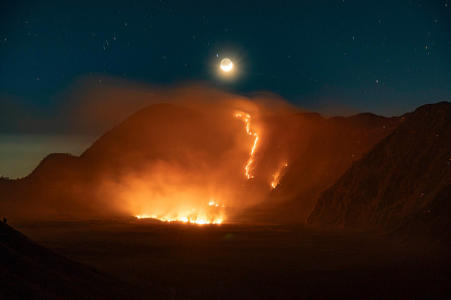 Asap dan kobaran api terlihat di kawasan Taman Nasional Bromo Tengger Semeru (TNBTS), Kabupaten Probolinggo, Jawa Timur, Minggu (9/8/2026) dini hari. Foto: Irfan Sumanjaya/ANTARA FOTO