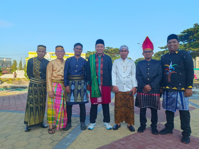 Ilustrasi: Kebersamaan ASN IAIN Parepare dalam balutan busana pakaian daerah Indonesia. menverminkan smeangat persatuan dalam keberagaman yang menjadi ruh nilai KOPRI. Foto: Dokumentasi Pribadi