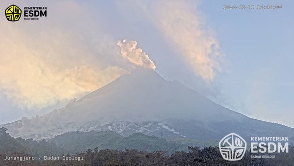 Gunung Merapi yang berada di perbatasan Jawa Tengah dan Daerah Istimewa Yogyakarta (DIY) mengeluarkan awan panas guguran pada Senin (10/9) pagi. Foto: Dok. BPPTKG