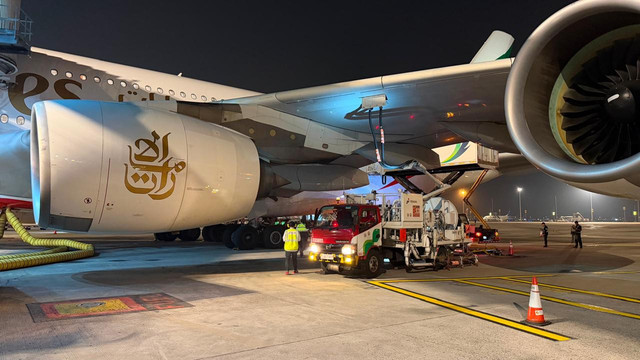 Pertamina Patra Niaga isi tangki avtur pesawat berbadan lebar Airbus A380 milik Emirates yang pertama kalinya mendarat di Bandara Internasional Soekarno-Hatta pada Sabtu (8/8/2026). Foto: Pertamina Patra Niaga