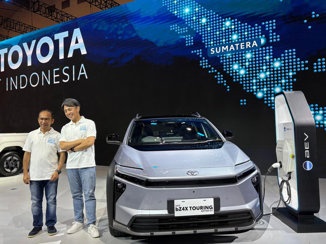 Marketing Director PT TAM, Bansar Maduma dan Hiroyuki Oide bersama bZ4X Touring produksi lokal di GIIAS 2026. Foto: Alvian Yoga Yulianto/kumparan