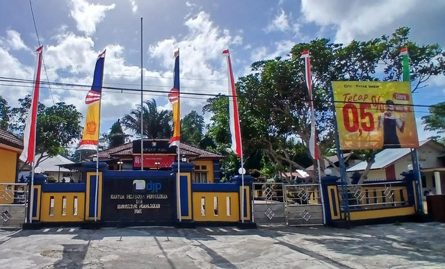Pemasangan Baliho edukasi PP 20 tahun 2026 di KP2KP Piru