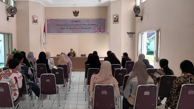 Suasana kegiatan bimbingan sosial pada penerima manfaat sebagai bagian dari proses intervensi rehabilitasi sosial. (Sumber: Dokumentasi pribadi)