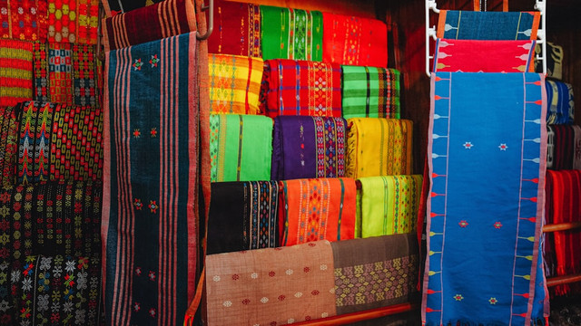 Ilustrasi Makna Tenun Ikat Sumba bagi masyarakat. Foto: Unspplash/Farida Tania