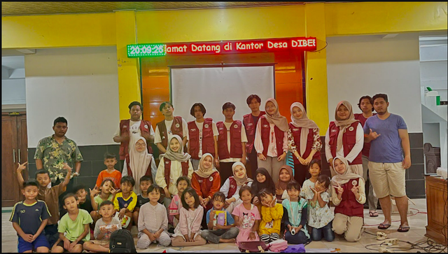Foto bersama setelah BIMBEL (Sumber: Foto diambil oleh Mahasiswa UINSA Kelompok 67)