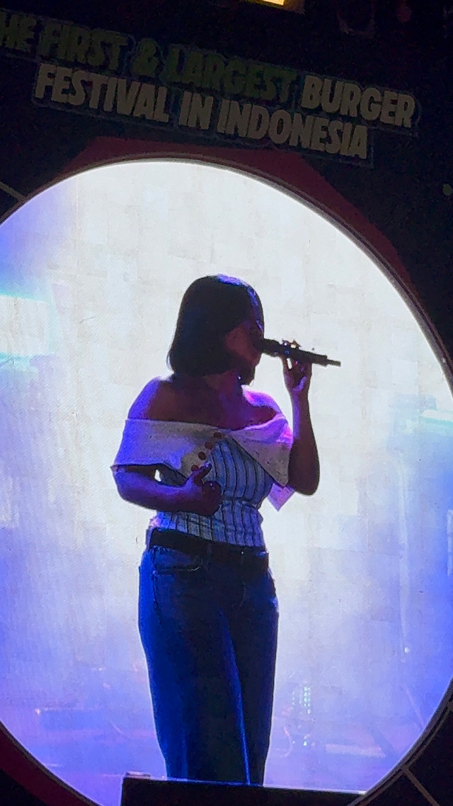Bernadya tampil dalam Bangor Fest 2026, Minggu (9/8/2026). Foto: Vincentius Mario/kumparan