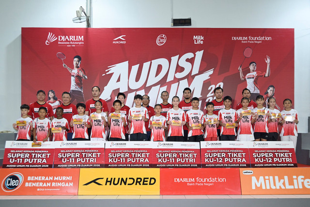 Tim pencari bakat bersama 16 atlet peraih Super Tiket Audisi Umum PB Djarum 2026 di GOR Dafest Makassar, Sulawesi Selatan, 4-8 Agustus 2026. Foto: Dok. PB Djarum