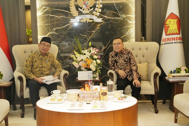 Wakil Ketua , Sufmi Dasco Ahmad,  menerima sekaligus berdiskusi dengan Penasihat Khusus Presiden Bidang Haji Muhadjir Effendy di ruang pimpinan Gedung Nusantara III, Senayan, Jakarta, Senin (10/8/2026). Foto: Instagram/ @sufmi_dasco