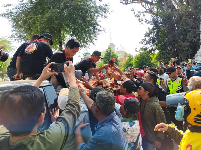 Para peternak yang tergabung dalam Paguyuban Peternak Petelur Yogyakarta (P3Y) membagikan ayam dan telur kepada warga di kawasan Malioboro, Yogyakarta, Senin (10/8/2026), sebagai bentuk protes terhadap tingginya harga pakan yang menyebabkan kerugian. Foto: Arfiansyah Panji/kumparan