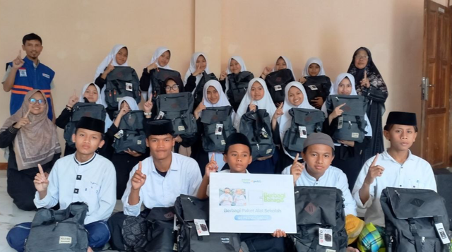 Berbagi Tas Sekolah dan Santunan untuk Siswa-siswi Yaspimiyah, Garut (Sumber: DT Peduli)