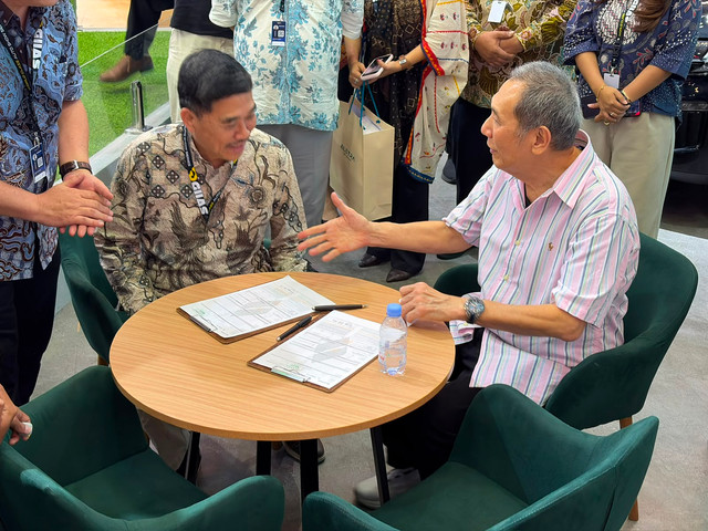 Momen Jusuf Hamka tanda tangan Surat Pemesanan Kendaraan (SPK) 90 unit Aletra L7 dan L8 di GIIAS 2026. Foto: Syahrul Ghiffari/kumparan