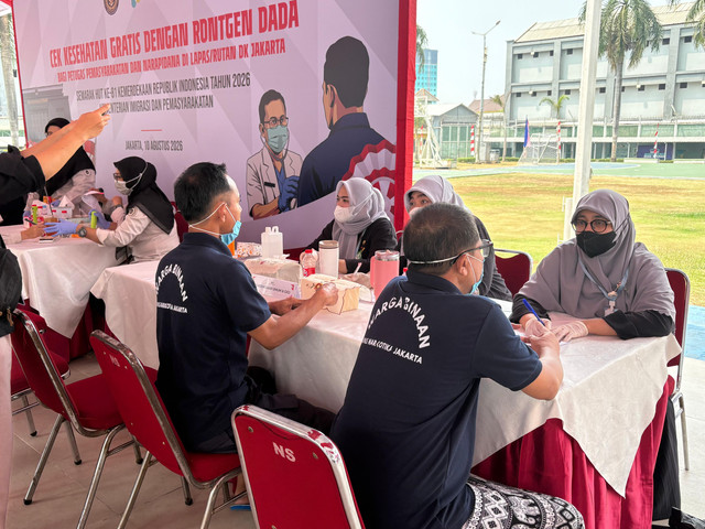 Suasana cek kesehatan gratis kepada warga binaan dan pegawai, serta tinjauan Menteri Imipas dan Wamenkes di Lapas Narkotika Cipinang, Jakarta Timur, Senin (10/8). Foto: Joakhim Tharob/kumparan