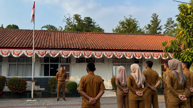ASN melaksanakan tugas sebagai bagian dari pengabdian dan pelayanan kepada masyarakat dalam mengisi kemerdekaan. (Sumber: Dokumentasi pribadi)
