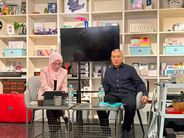 Media briefing kuasa hukum mantan Menteri Agama Yaqut Cholil Qoumas menjelang sidang perdana di Pengadilan Tipikor Jakarta, Tujuhari Coffee, Jakarta Selatan (10/8). Advokat Dodi S. Abdukadir berada di sebelah kanan. Foto: Kevin Daniel/kumparan