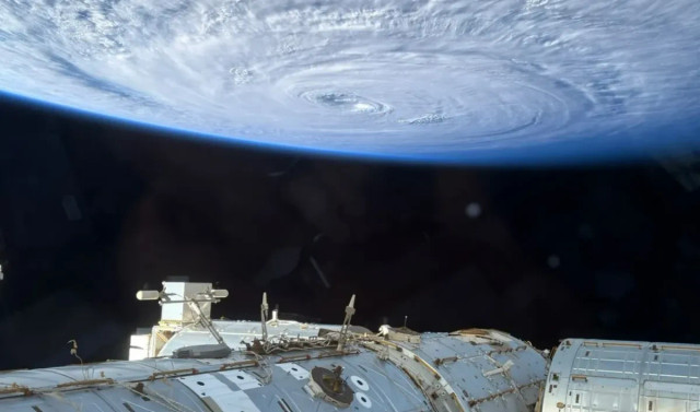 Astronot Anil Menon membagikan foto tersebut dengan keterangan: “The Pacific Ocean this morning from the cupola with an iPhone”. Foto: Anil Menon/ISS/NASA