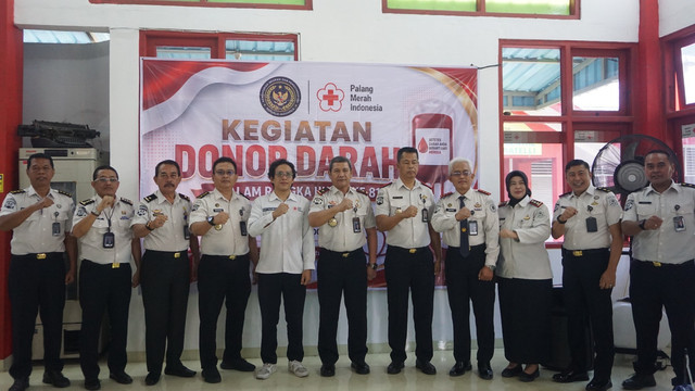 foto bersama panitia donor darah