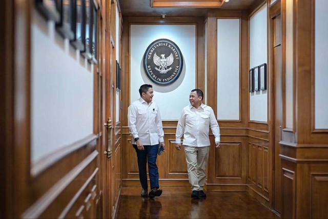 Sekretaris Kabinet Teddy Indra Wijaya menerima kedatangan pengusaha nasional Andi Syamsuddin Arsyad, yang dikenal dengan sapaan Haji Isam, di Kantor Sekretariat Kabinet, Jakarta, Minggu siang, 9 Agustus 2026. Foto: Instagram/ @sekretariat.kabinet