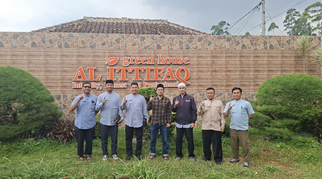Kunjungan Tim DT Peduli Bandung ke Pesantren Agribisnis Ponpes Al Ittifaq (Sumber: DT Peduli)