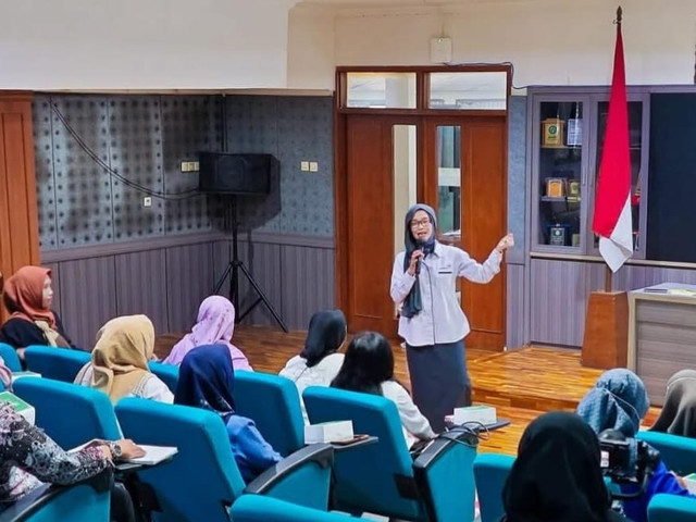Dari pelayanan langsung kepada ibu dan bayi hingga berbagi pengetahuan di ruang diklat, bentuk pengabdian dapat berubah, tetapi semangat untuk melayani tetap sama. Foto: Dokumentasi Humas BKKBN Provinsi Jawa Barat.