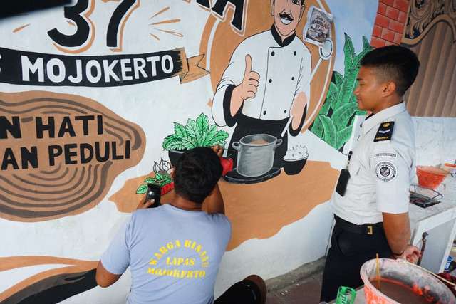 Warga Binaan Lapas Mojokerto Mulai Lukis Mural Majapahit dan Ilustrasi Koki Pembawa Sayuran di Kantin Mandora (Foto:HumasLapasMoker)