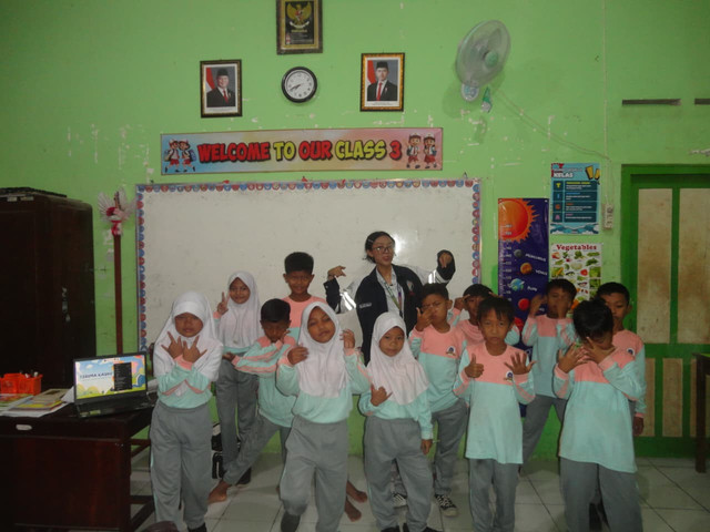 Mahasiswa KKN Universitas Diponegoro, Krissia Tuntyana mengabadikan keceriaan bersama siswa kelas 3 usai Sosialisasi Klasifikasi Warna Buku di SDN 1 Keprabon. Dok: KKN Undip Desa Keprabon
