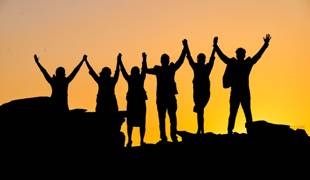 Sumber Foto : https://www.pexels.com/id-id/foto/siluet-siluet-bersatu-di-tengah-matahari-terbenam-yang-cerah-36463969/