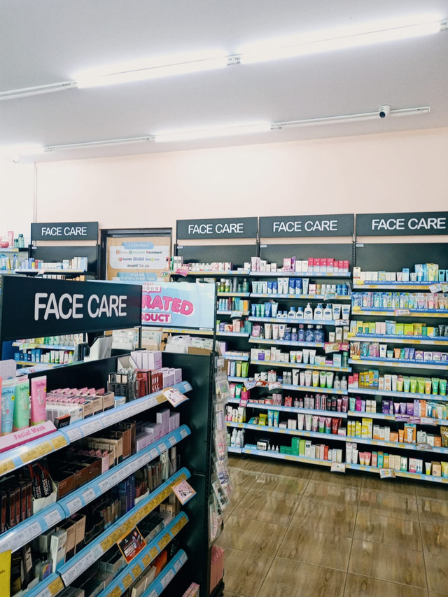 Belanja produk kosmetik langsung datang ke toko