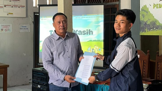 Penyerahan Draft rancangan Peraturan Desa Tentang Pengelolaan Sampah kepada Kepala Desa Ngerjo oleh Tim II KKN Universitas Diponegoro Tahun 2026 di Balai Desa Ngerjo, Kecamatan Ringinarum, Kabupaten Kendal, Provinsi Jawa Tengah, Sabtu (25/7/2026).