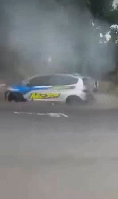 Mobil drag race tabrak penonton dalam kejuaraan di Kelurahan Upai, Kecamatan Kotamobagu Utara, Kota Kotamobagu, Sulawesi Utara. Foto: Dok. Istimewa