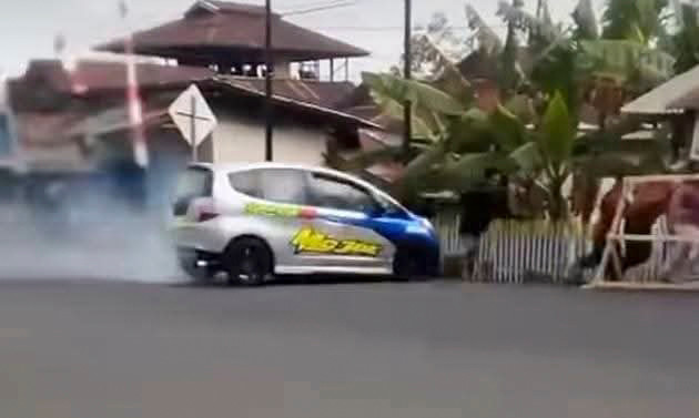 Mobil drag race tabrak penonton dalam kejuaraan di Kelurahan Upai, Kecamatan Kotamobagu Utara, Kota Kotamobagu, Sulawesi Utara. Foto: Dok. Istimewa