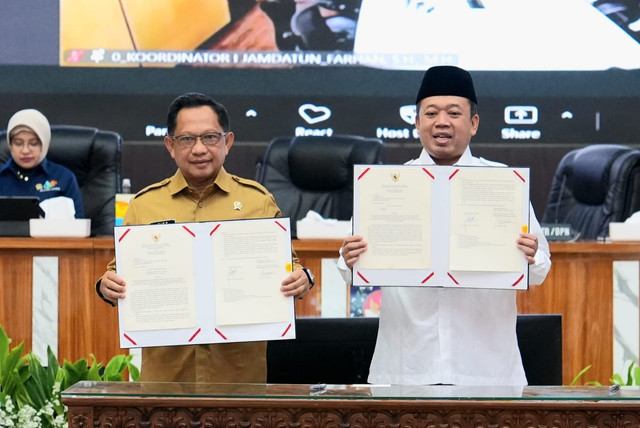 Mendagri Muhammad Tito Karnavian dan Menteri ATR/BPN Nusron Wahid meneken Surat Edaran Bersama (SEB) terkait mekanisme BPHTB dan integrasi data pertanahan di Jakarta, Senin (10/8/2026). Foto: Dok. Kemendagri