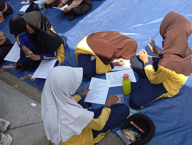 Siswa SDN Cipocok Jaya 4 mengisi kuesioner untuk mengetahui pemahaman mereka mengenai bullying sekaligus menjadi bagian dari evaluasi kegiatan edukasi anti-bullying yang dilaksanakan tim NSIP. Sumber: Dokumentasi pribadi.