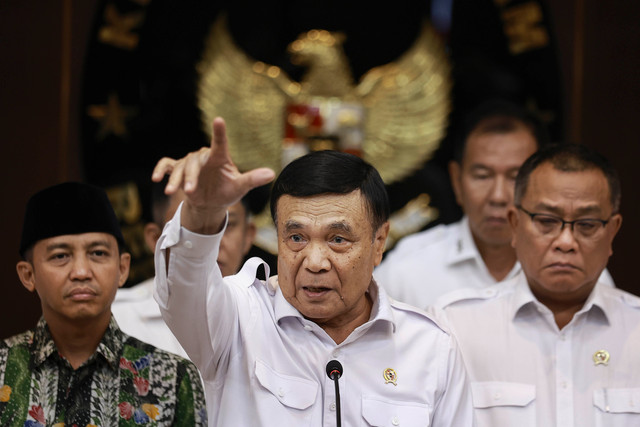 Menteri Koordinator Bidang Politik dan Keamanan (Menko Polkam) Djamari Chaniago menyampaikan keterangan pers usai rapat koordinasi penanganan kebakaran hutan dan lahan di Gedung Utama Kemenko Polkam, Jakarta, Senin (10/8/2026). Foto: Dhemas Reviyanto/ANTARA FOTO