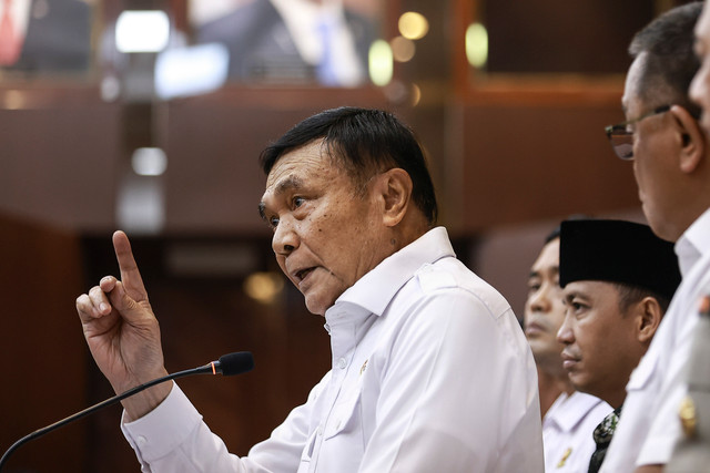 Menteri Koordinator Bidang Politik dan Keamanan (Menko Polkam) Djamari Chaniago menyampaikan keterangan pers usai rapat koordinasi penanganan kebakaran hutan dan lahan di Gedung Utama Kemenko Polkam, Jakarta, Senin (10/8/2026). Foto: Dhemas Reviyanto/ANTARA FOTO