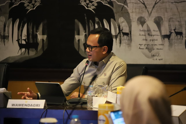 Wamendagri Bima dalam Rakor Implementasi Program Percontohan Penyelenggaraan Pelayanan Terpadu Bagi Perempuan dan Anak, pada Senin (10/8/2026). Foto: Dok. Kemendagri
