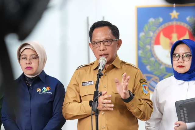 Mendagri Tito Karnavian saat memimpin Rapat Koordinasi Pengendalian Inflasi Daerah di Kantor Kemendagri, Senin (10/8/2026). Foto: Dok. Kemendagri
