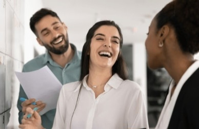 Ilustrasi sedang tertawa. (Sumber: shutterstock.com). 