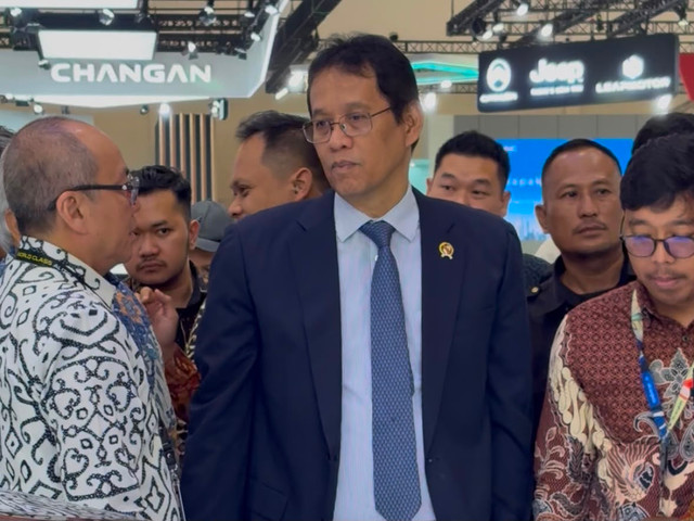 Menteri Keuangan (Menkeu) Purbaya Yudhi Sadewa saat mengunjungi GIIAS 2026. Foto: Alvian Yoga Yulianto/kumparan
