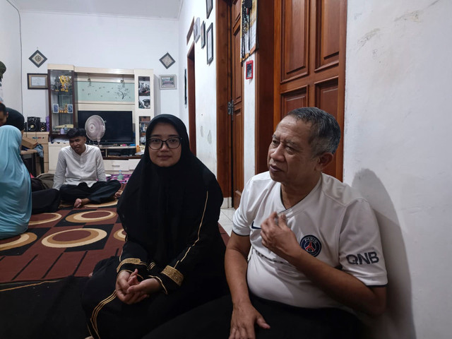 Eka Yulianti (36) istri dari Aiptu Asep yang menjadi korban tabrak lari usai patroli, saat ditemui di kediamannya di Gang Gumuruh 4, Kecamatan Batununggal, Kota Bandung, pada Senin (10/8/2026). Foto: Abisatya/kumparan
