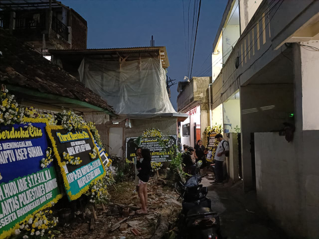 Suasana rumah duka Aiptu Asep di Gang Gumuruh 4, Kecamatan Batununggal, Kota Bandung, pada Senin (10/8/2026). Foto: Abisatya/kumparan