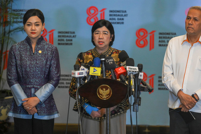 Pj Gubernur BI Destry Damayanti (tengah), Ketua DK OJK Friderica Widyasari (kiri), dan Ketua DK LPS Anggito Abimanyu memberi keterangan usai rapat KSSK bersama Presiden Prabowo Subianto di Istana Kepresidenan, Jakarta, Senin (27/7/2026). Foto: Hafidz Mubarak A/ANTARA FOTO